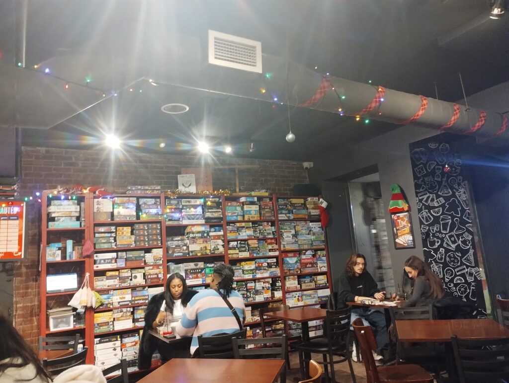 La estantería con juegos era bastante grande