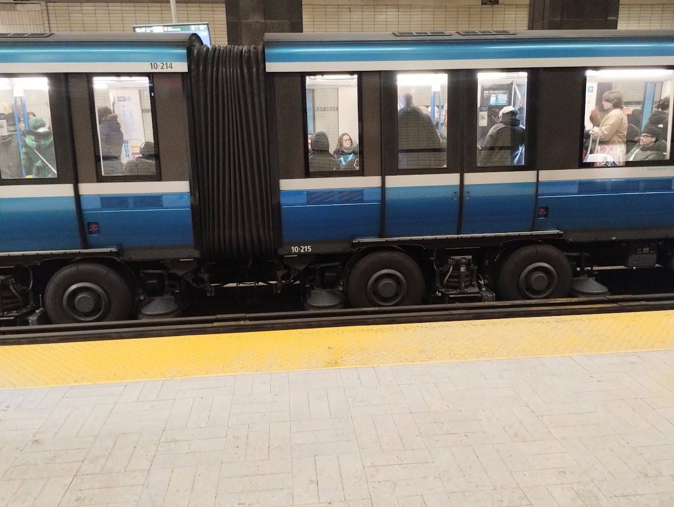 Metro con ruedas de goma