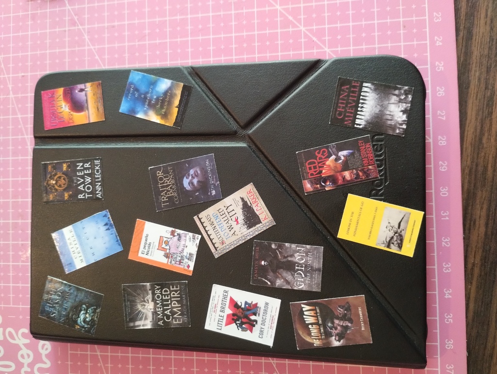 foto de un Kobo lleno de stickers con libros